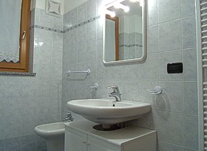 Appartamenti Anto - Ampio bagno con doccia,lavatrice, predisposto anche per persone diversamente abili.