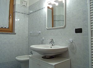 Appartamento a San Giovanni di Fassa - Vigo. Ampio bagno con doccia,lavatrice, predisposto anche per persone diversamente abili.