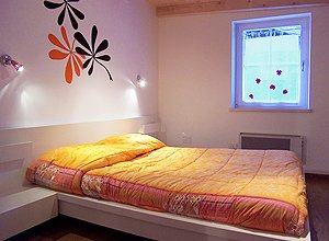 Appartamento a Penia di Canazei. La stanza da letto matrimoniale dispone di ampio armadio. All'occorrenza è possibile inserire una culla.