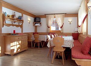 Appartamento a Canazei. Un’ampia sala soggiorno con balcone,con TV satellite/ videoregistratore e lettore DVD, radio