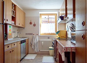 Appartamento a Canazei. Una cucina regolare e ben attrezzata (lavastoviglie, frigo e frizzer, cucina elettrica ad induzione, forno elettrico, forno microonde, robot da cucina, melita per il caffè, affettatrice.