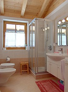 Appartamento a Canazei. Bagno con cabina doccia, e lavatrice