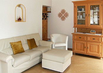 Appartamento a Moena. Appartamento 1: per 4 persone al primo piano con due stanze da letto e bagno luminoso con finestra.
Il soggiorno con angolo cottura dispone di televisione satellitare. L'appartamento è completo di cassaforte, phone, balconi con sdraio a nord e sud.
www.ciasastoffie.it
