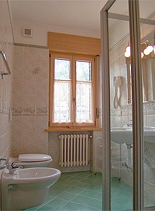Appartamento a Moena. Bagno con doccia appatamento B e D.