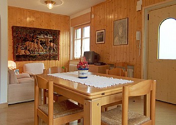 Appartamento a Moena. Appartamento B per 4 persone al piano rialzato. Dispone di due stanze da letto, bagno con phone, cassaforte, soggiorno con angolo cottura, divano e due ampi balconi.
www.ciasastoffie.it