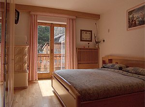 Appartamento a Pozza di Fassa. Camera matrimoniale con terrazzo solarium