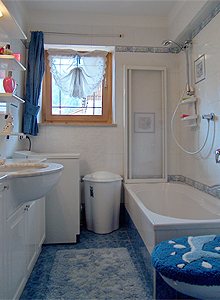 Appartamento a Pozza di Fassa. bagno con lavatrice