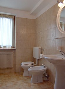 Appartamento a San Giovanni di Fassa - Pozza. BAGNO CON VASCA - DOCCIA E LAVATRICE