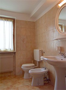 Appartamento a San Giovanni di Fassa - Pozza. BAGNO CON VASCA - DOCCIA E LAVATRICE.