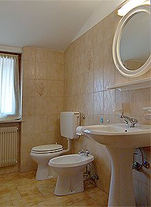 Apartment in San Giovanni di Fassa - Pozza. BATHROOM WITH WASHINGMASHINE