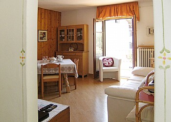 Appartamento a Moena. Appartamento C: per 4 persone al primo piano con due stanze da letto e bagno luminoso con finestra.
Il soggiorno con angolo cottura dispone di televisione satellitare. L'appartamento è completo di cassaforte, phone, balconi con sdraio a nord e sud.
www.ciasastoffie.it