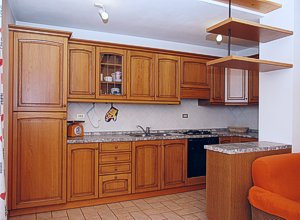 Apartment in Moena. Well-equipped kitchenette and equipped with plate gas, oven, fridge, freezer, microwave, kettle and dishwasher.