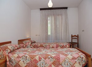 Apartment in Moena. Another bright and spacious double room in the living area.