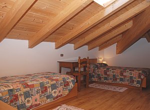 Apartment in Moena. Double room very spacious, rustic style, it is possible to introduce a third bed.