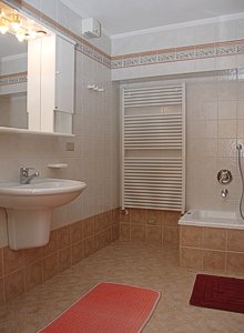Apartment in Moena. Large bathroom, well furnished with bathtub, anteroom with washing machine .