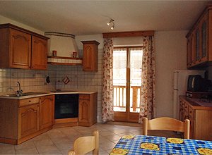 Wohnung - San Giovanni di Fassa - Pozza. APP Typ 2
Befindet sich im ersten Stock, bestehend aus 3 Schlafzimmer, Wohnzimmer mit Sofa-Bett, Küche mit Spülmaschine und Spiegelglas, 2 Badezimmer, eins mit einer Waschmaschine, Sat-TV.