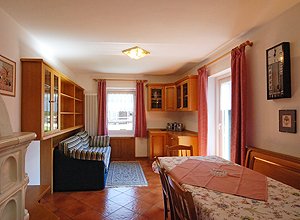 Appartamento a San Giovanni di Fassa - Pozza. Soggiorno ampio ben arredato, con caratteristica stufa tirolese.