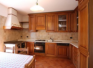 Appartamento a San Giovanni di Fassa - Pozza. Cucina ampia con piano cottura, forno, lavastoviglie, frigo, frezer, bollitore e microonde