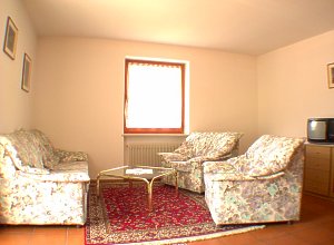Appartamento a Moena. Accogliente soggiorno, molto luminoso, Tv color, accesso al balcone con stupenda vista sul paese e sulle Dolomiti