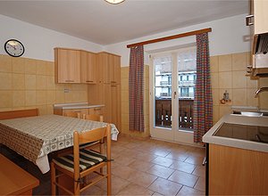 Appartamento a Pozza di Fassa. Comoda cucina chiusa dotata di tutto, con forno, frigo, freezer e lavastoviglie.