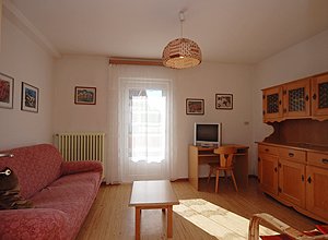 Appartamento a Pozza di Fassa. Salotto completamente rinnovato con due comodi divani e televisore.