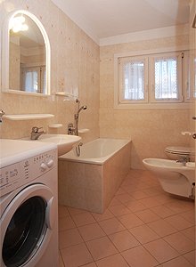 Appartamento a Pozza di Fassa. Bagno con vasca e lavatrice