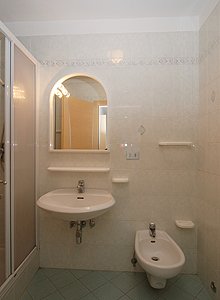 Appartamento a Pozza di Fassa. Bagno con doccia.