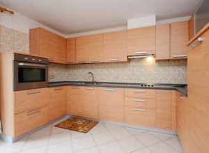 Appartamento a San Giovanni di Fassa - Pozza. La cucina è rivolta a sud ed è dotata di angolo cottura, forno, frigorifero, freezer.