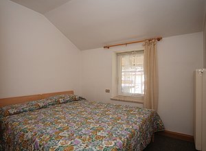 Wohnung - San Giovanni di Fassa - Pozza. Ein Doppelschlafzimmer mit einer schoene Aussicht ueber die Monzoni Gruppe.