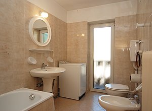 Wohnung - San Giovanni di Fassa - Pozza. Ein grosses Badezimmer mit Badewanne, Waschmaschine und Balkon.