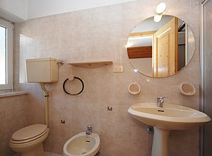 La Villetta - Ein Badezimmer mit Duesche.