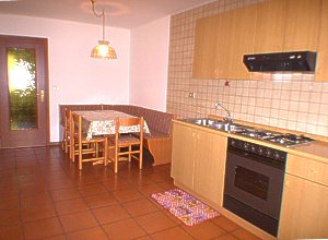 Appartamento a Moena. Confortevole cucina, pulita, ampia, modernamente arredata, dotata di tutti i principali comfort.