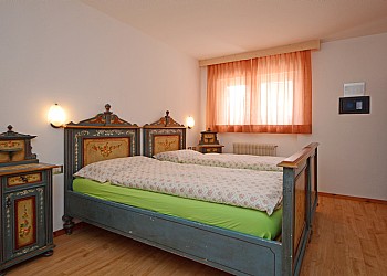 Appartamento a Canazei. La camera doppia ha i 2 letti accostabili, ma non è possibile comporre il matrimoniale.
E' possibile invece su richiesta avere un terzo letto, essendo la camera molto spaziosa.