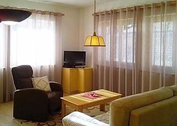 Ciasa Piaz de Pavarin - Apartment on the ground floor. Large bright living room with mountain views, LCD TV and SAT, kitchenette with dishwasher, oven, refrigerator and microwave. Wi-Fi free.
