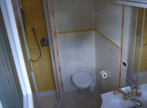 Apartment in San Giovanni di Fassa - Pera. Bathroom with shower, hair dryer and washing machine.