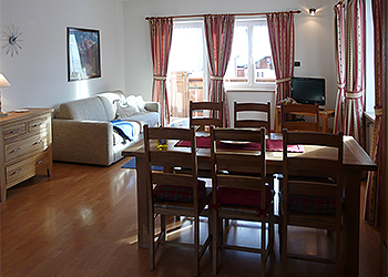 Apartment in San Giovanni di Fassa - Pera. Spacious and bright living room overlooking the ski slope Night 