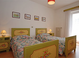 Apartment in San Giovanni di Fassa - Pera. Room with two single beds paintings 