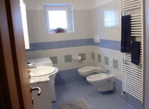 Appartamento a San Giovanni di Fassa - Pera. Ampio bagno finestrato con doccia, phon e lavatrice.