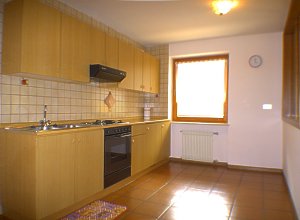Appartamento a Moena. Confortevole cucina, pulita, ampia, modernamente arredata, dotata di tutti i principali comfort.