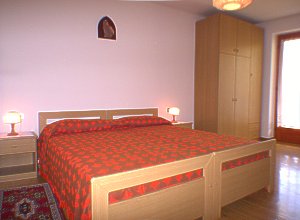 Appartamento a Moena. Ampie, spaziose e luminose stanze da letto, ognuna con due letti, con possibilità di aggiunta terzo letto molto comodo.
