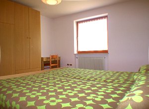 Appartamento a Moena. Ampie, spaziose e luminose stanze da letto, ognuna con due letti, con possibilità di aggiunta terzo letto molto comodo.