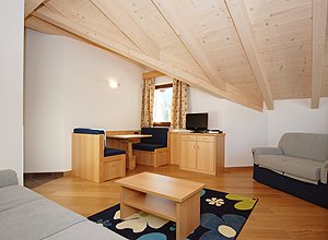 Apartment in Soraga di Fassa. Flat on the top floor, attic, he proudly displayed the characteristic wooden roof beams exposed, has rooms with warm atmosphere generated by the widespread use of wood. It consists of two bedrooms, two bathrooms, kitchen and living room.