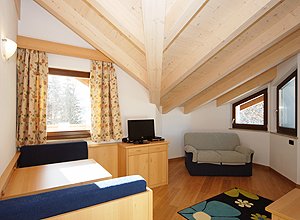 Appartamento a Soraga di Fassa. Il salotto è un ambiente spazioso, arredato con semplicità e con gusto. Rende piacevole il trascorrere della vacanza anche in giornate uggiose.