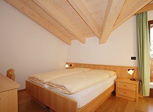 Appartamento a Soraga di Fassa. Questa camera da letto può essere preparata sia matrimoniale che a due letti separati a seconda delle esigenze della famiglia che vi soggiorna.