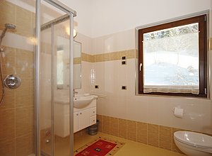 Appartamento a Soraga di Fassa. L'appartamento è dotato di due bagni completi, uno dei quali è raffigurato in questa fotografia.
Si differenziano per il colore scelto: giallo uno ed azzurro il secondo.
La lavatrice ed un caldo termo-bagno completano l'arredamento.
