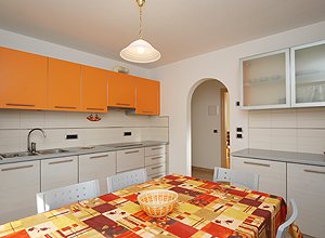 Appartamento a Soraga di Fassa. Appartamento situato al piano terra, 70 mq, si compone di due stanze da letto, un bagno, cucina abitabile ed ampio soggiorno. Arredato in stile semplice e funzionale, con utilizzo di legni chiari che rendono gli ambienti luminosi e solari.