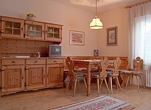 Appartamento a Moena. L'appartamenti n° 2 trova la piano rialzato (75 mq), dispone di cucinino, due bagni, soggiorno con angolo pranzo, divano e poltrone e vista sul giardino, due stanze da letto, una con tre letti e una con letto matrimoniale .
E’ ideale per 4 / 5 persone.