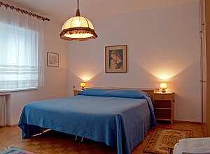 Appartamento a Moena. Grande stanza matrimoniale con terzo letto aggiuntivo