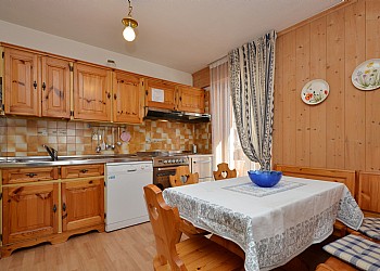 Appartamento a Moena. Cucina con balcone.
Dotazione: piano cottura in vetroceramica e forno elettrico, microonde, lavastoviglie e frigorifero con celletta surgelati.
