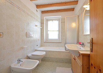 Appartamento a Moena. Bagno. (Vasca e doccia)